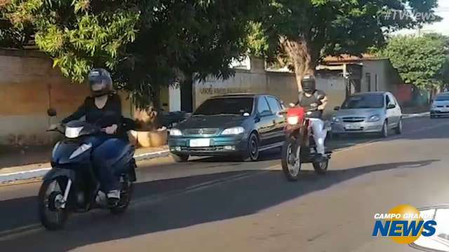 Motociclistas ignoram sinalização e correm risco diariamente em avenida