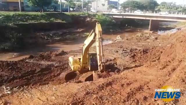 Máquinas escavam margem do rio Anhanduí em obra antienchentes