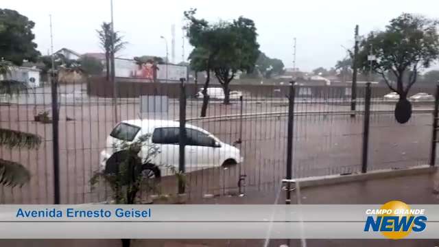 Temporal durou cerca de 1h15 e fez transbordar córregos na Capital