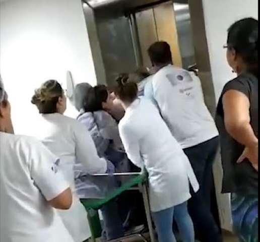 Funcionários retirando paciente de elevador quebrado no HR