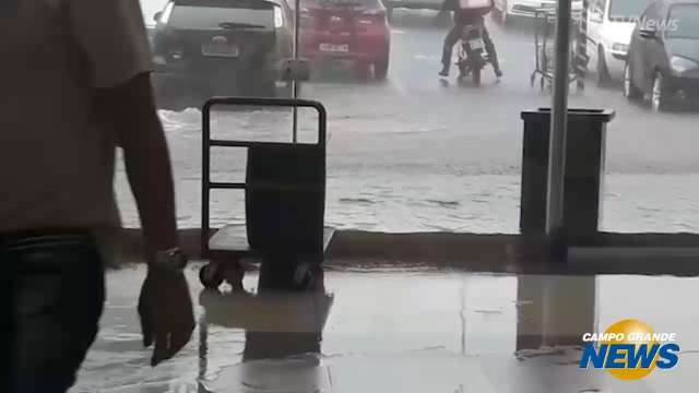 Estacionamento de supermercado fica alagado após chuva na Capital