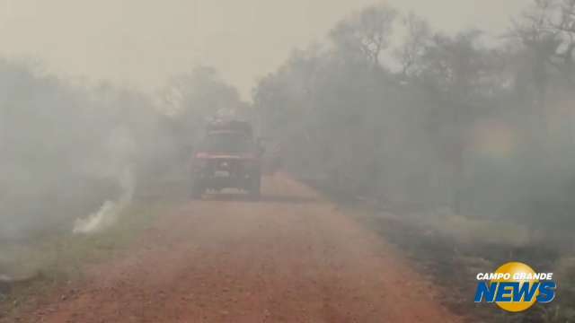 Avião sendo usado no combate a incêndio no Refúgio Caiman