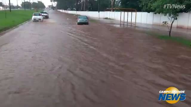 Avenida Cônsul Assaf Trad fica debaixo d&#39;água após chuva