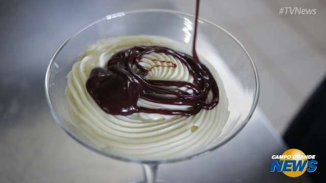 Verrine de 4 Leites e Nutella com bolo de cenoura é receita que derrete na boca