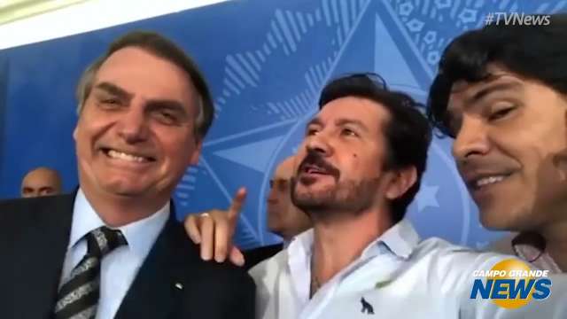 Jads e Jadson cantam ao lado de Bolsonaro