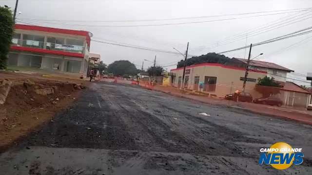 Exército realiza recapeamento e remendo profundo no Bairro Amambaí