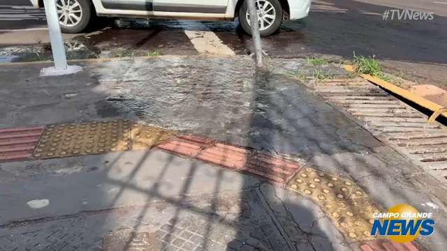 Água vaza em esquina da Rua Paraíba