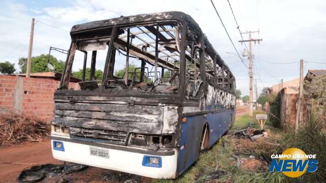 Em madrugada de atentados, 2 ônibus são incendiados