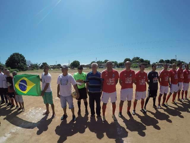 Em final de campeonato de várzea, luxo é camarote debaixo do pé de manga