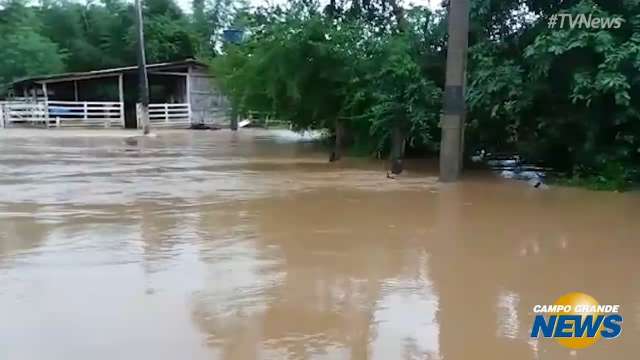 Cheia do Rio Salobra inunda assentamento em Bodoquena