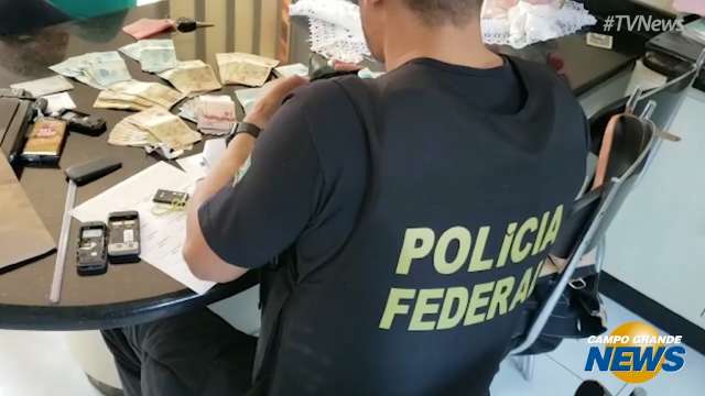 Policial Federal conta dinheiro apreendido durante buscas na Operação Teçá