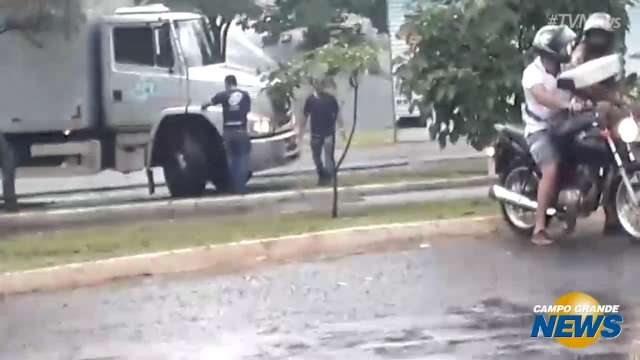 Caminhão fica atolado em canteiro da Gury Marques e precisa ser guinchado