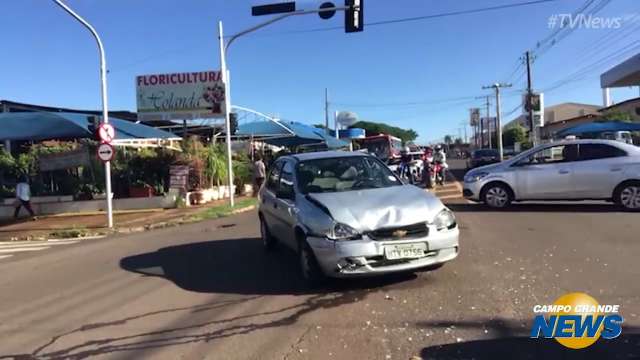 Idoso fica ferido em acidente entre dois carros na Ceará