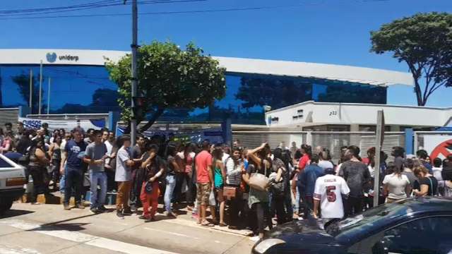 AO VIVO: Movimentação de estudantes é intensa em local de prova do Enem