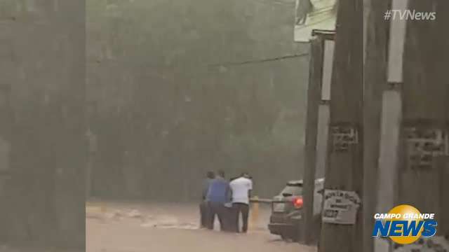 Mulher  é resgatada de carro ilhado na chuva