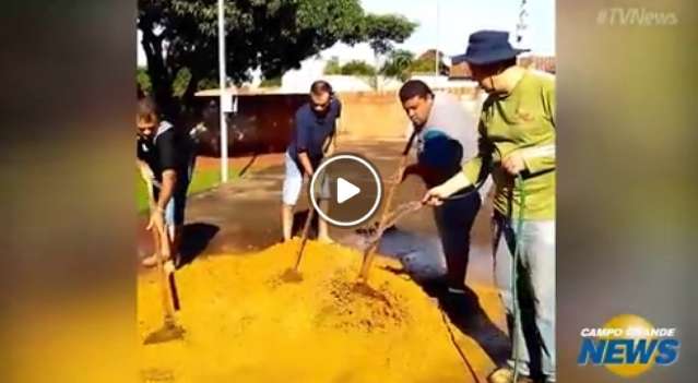 Fiéis preparam serragem para a confecção do tapete de Corpus Christi