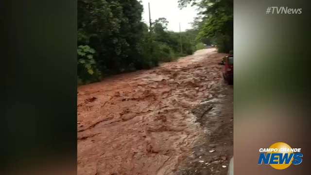 Rua da Chácara dos Poderes &#39;vira&#39; rio após chuva nesta semana