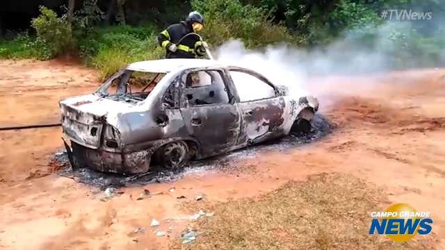 Veja imagens do veículo completamente incendiado