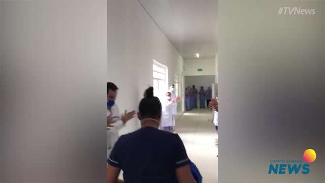 Paciente curado da covid-19 é aplaudido ao deixar hospital