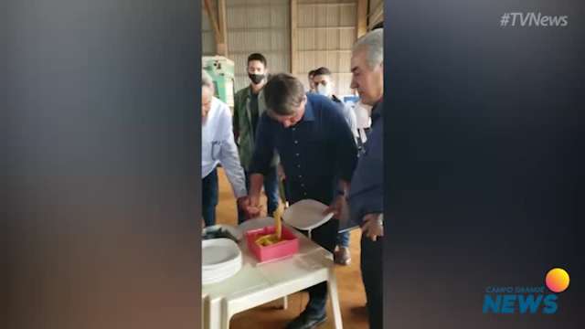 Bolsonaro e Reinaldo Azambuja visitam fazenda em Maracaju