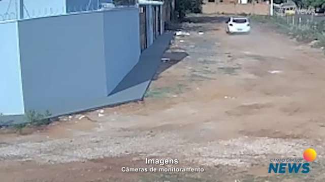 Câmeras flagram carro suspeitos em ruas de bairro