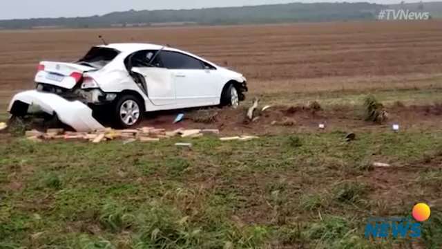 Polícia encontra carro tombado lotado de maconha