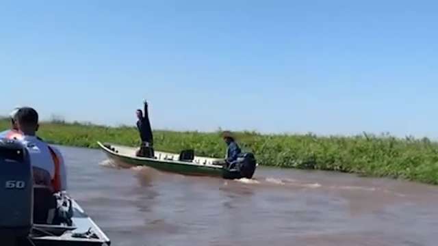 Filho desesperado após ver o pai ser morto em colisão de barcos no Rio Miranda