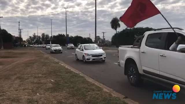 Manifestantes promovem carreata contra Bolsonaro