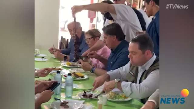 Garçom serve churrasco a Bolsonaro