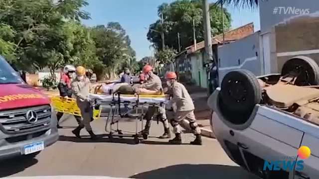 Bombeiros resgatam vítima de capotagem