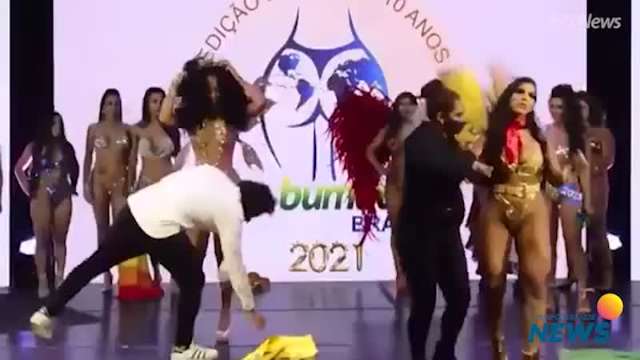 Candidata joga faixa de rival no chão