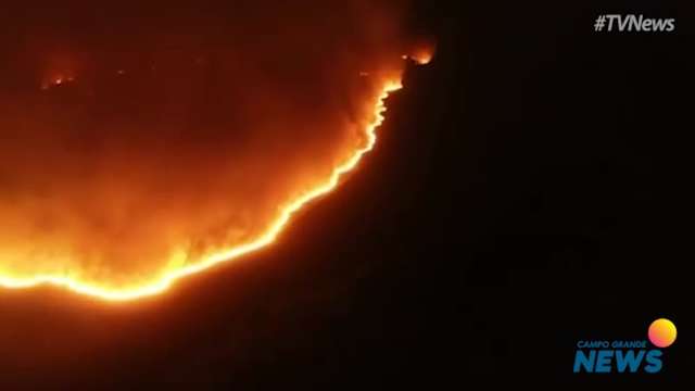 Incêndio de grandes proporções devasta vegetação no Banhado do Rio da Prata