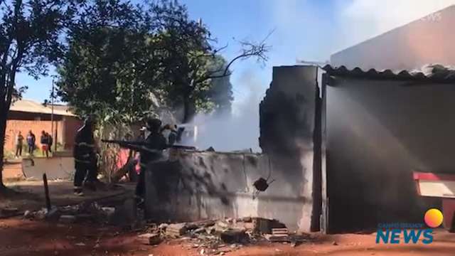 Bombeiros apagam chamas em casa destruída pelo fogo