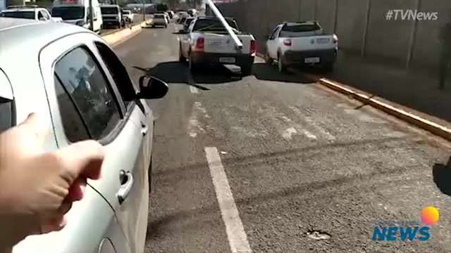 Tiro acerta carro na Avenida Eduardo Elias Zahran