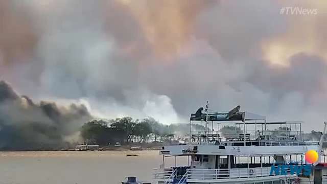 Fogo toma conta de área e fumaça toma conta do céu de Corumbá