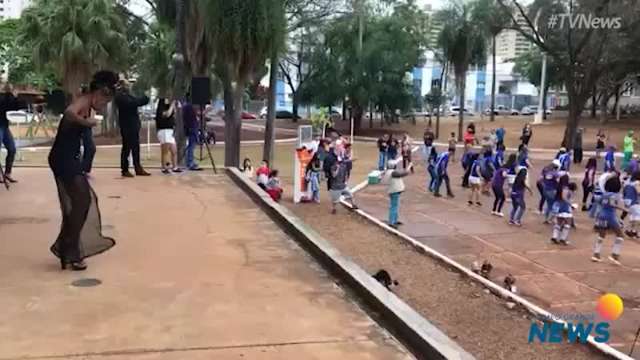 Garis e grupos de passinho fazem praça virar pista de flashback