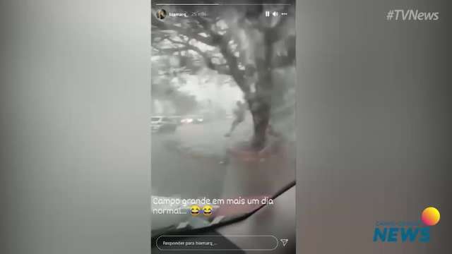 Homem se balança na chuva em Campo Grande