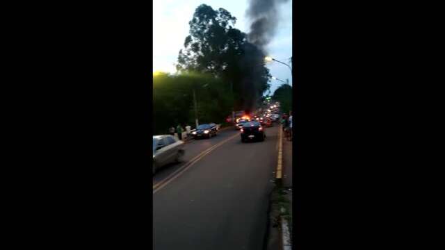 Carro pega fogo na Avenida Campestre