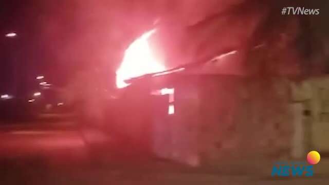 Casa é incendiada no Caiobá