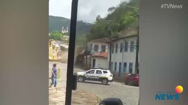 De dentro de ônibus, passageiros flagraram desmoronamento em Ouro Preto (MG)