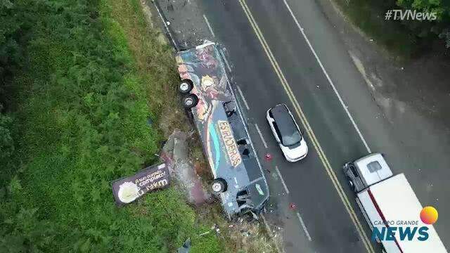 Imagem de drone mostra ônibus tombado nesta manhã na rodovia