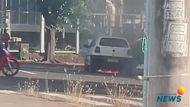 Volkswagen Gol pegando fogo na Avenida Afonso Pena