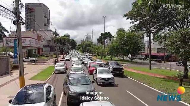 Carreata de motoristas de aplicativo passa pela Avenida Afonso Pena