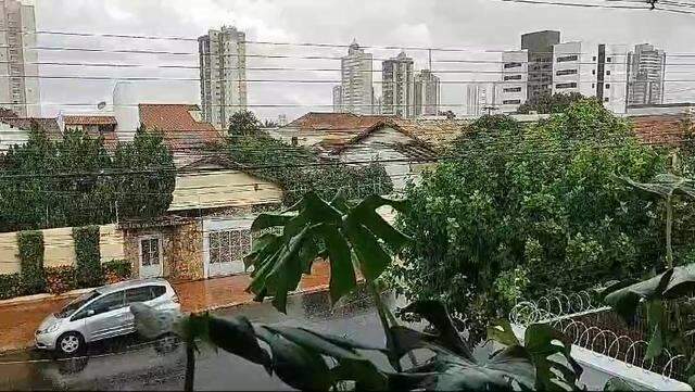 Pancada de chuva é registrada no bairro Vivendas do Bosque