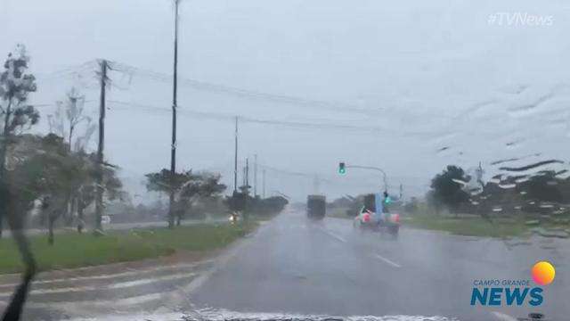 Chuva intensa na Avenida Ministro João Arinos