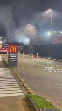 Funcionários de fast food tentam apagar incêndio em terreno baldio