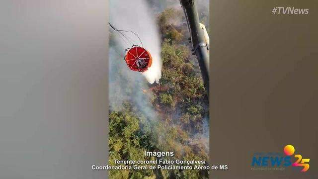 Helibalde sendo usado para apagar fogo em Corumbá