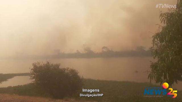 Fogo vindo da Bolívia invade Canal do Bonfim, no Pantanal de MS