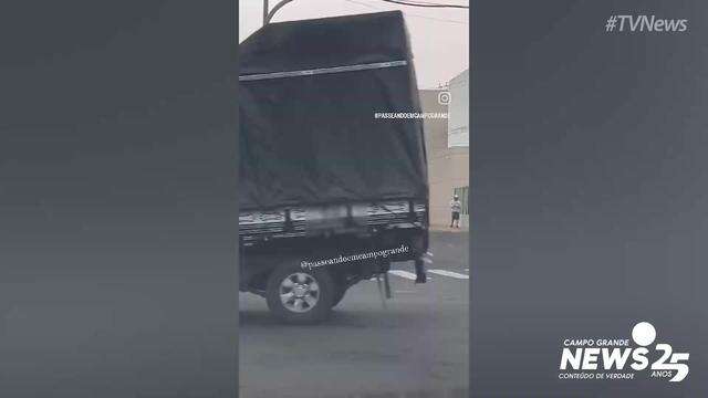 Caixão cai de carro de funerária na Avenida Ernesto Geisel