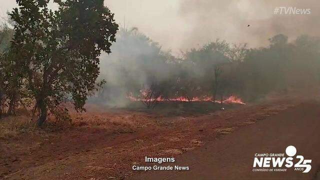 Incêndio em caminhão se propaga para vegetação em Coxim 